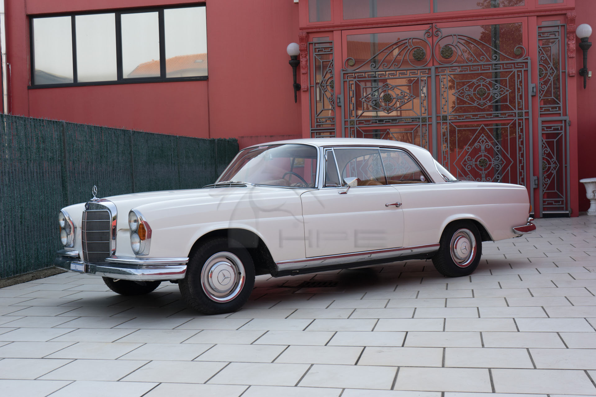 Rent Mercedes Benz 250 SE Coupé W111 tour, events, wedding, advertising